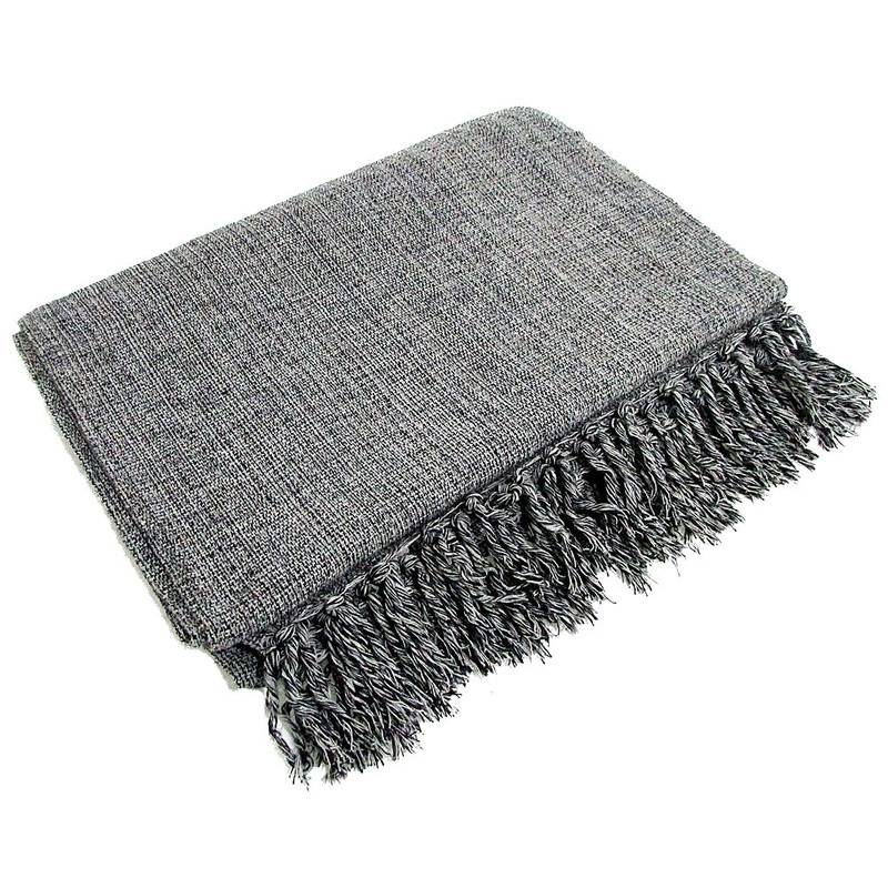 Manta de algod&atilde;o para sof&aacute;, na MadeiraMadeira: <a href="https://www.madeiramadeira.com.br/manta-para-sofa-em-algodao-2-40-x-1-80-m-cinza-mesclado-1554339.html">R$ 49,90</a>