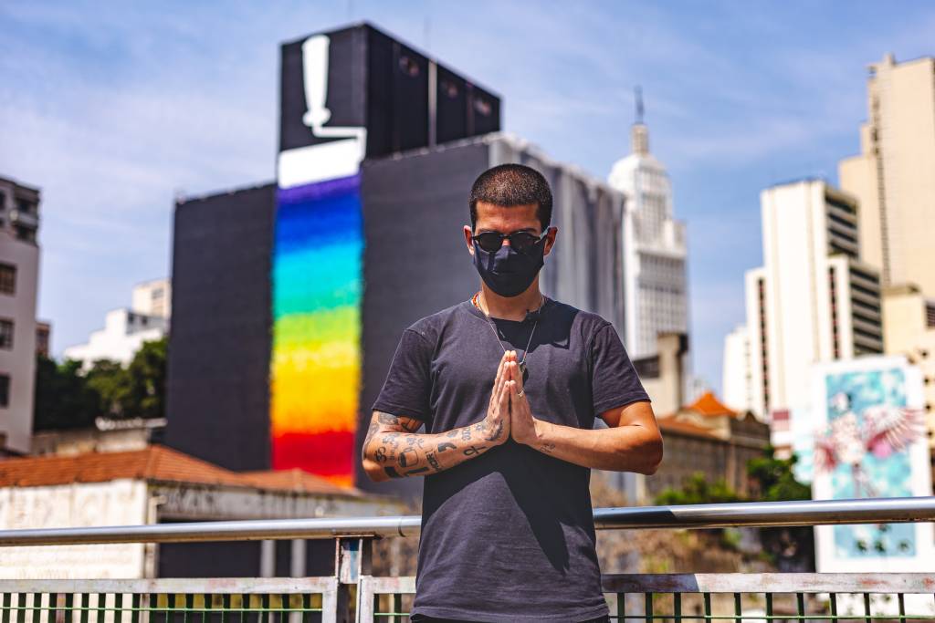 são-paulo-intervenção-artística-grafite-festival-de-luzes (1) Artista plástico Mena em frente a sua intervenção artística em parceri com a Labluz