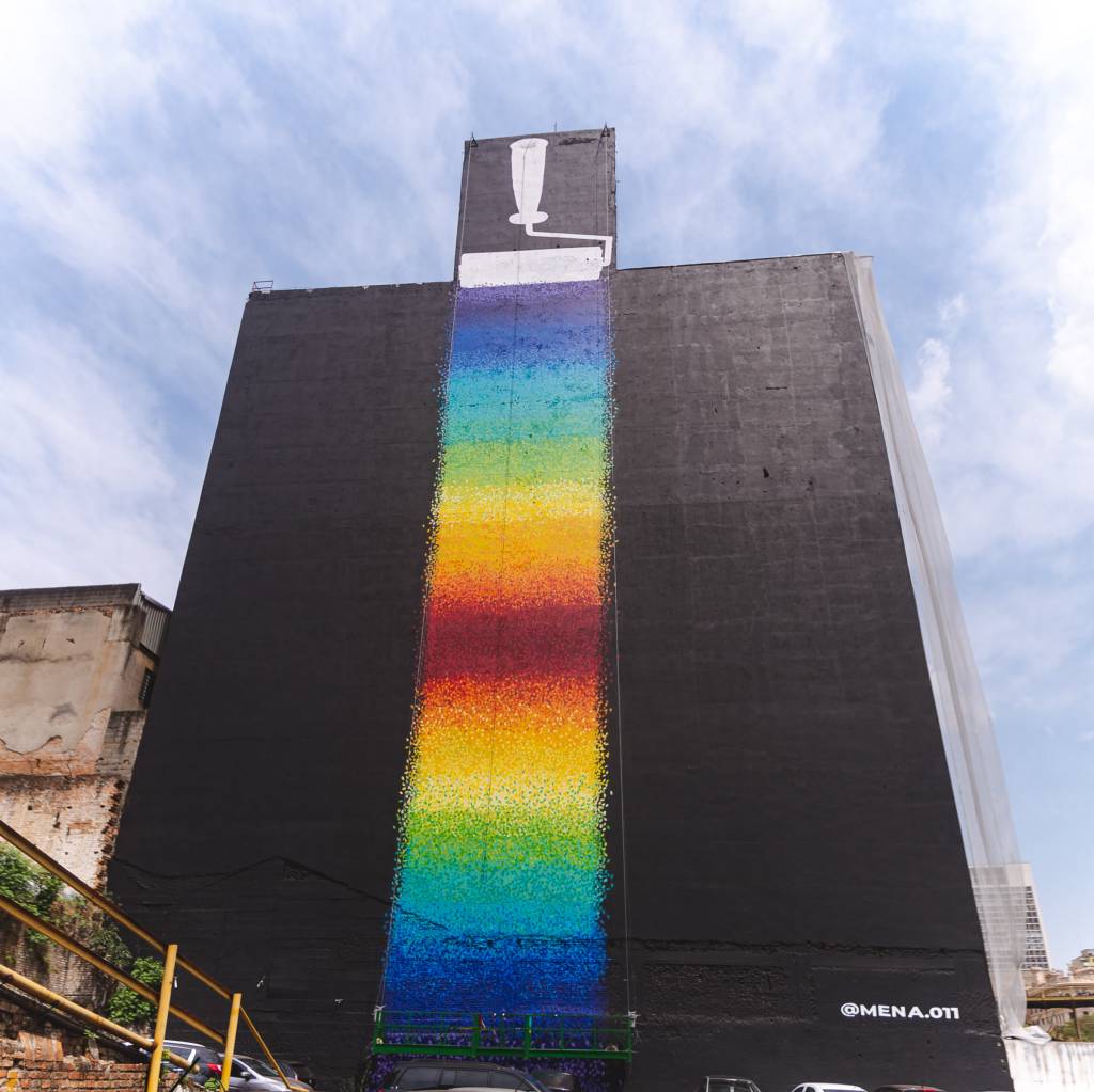 são-paulo-intervenção-artística-grafite-festival-de-luzes (2) Artista plástico Mena em frente a sua intervenção artística em parceria com a Labluz