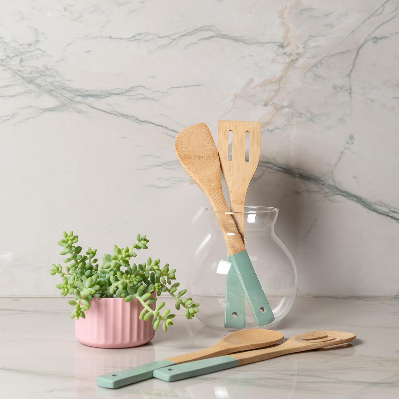 Talheres de bambu, da 103 Store: <a href="https://www.103store.com.br/acabou-de-chegar/talheres-de-bambu-menta--p">R$ 13</a>