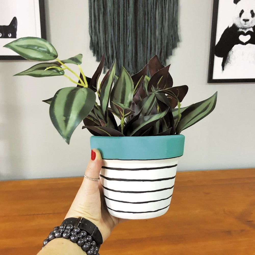 Vaso de cer&acirc;mica pintado, na Tadah!: <a href="https://www.tadah.com.br/vaso-de-ceramica-cote-d-azur?color=Colorido">R$ 44</a>