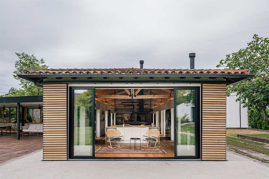 Estábulo reformado transforma-se em casa de férias na Espanha