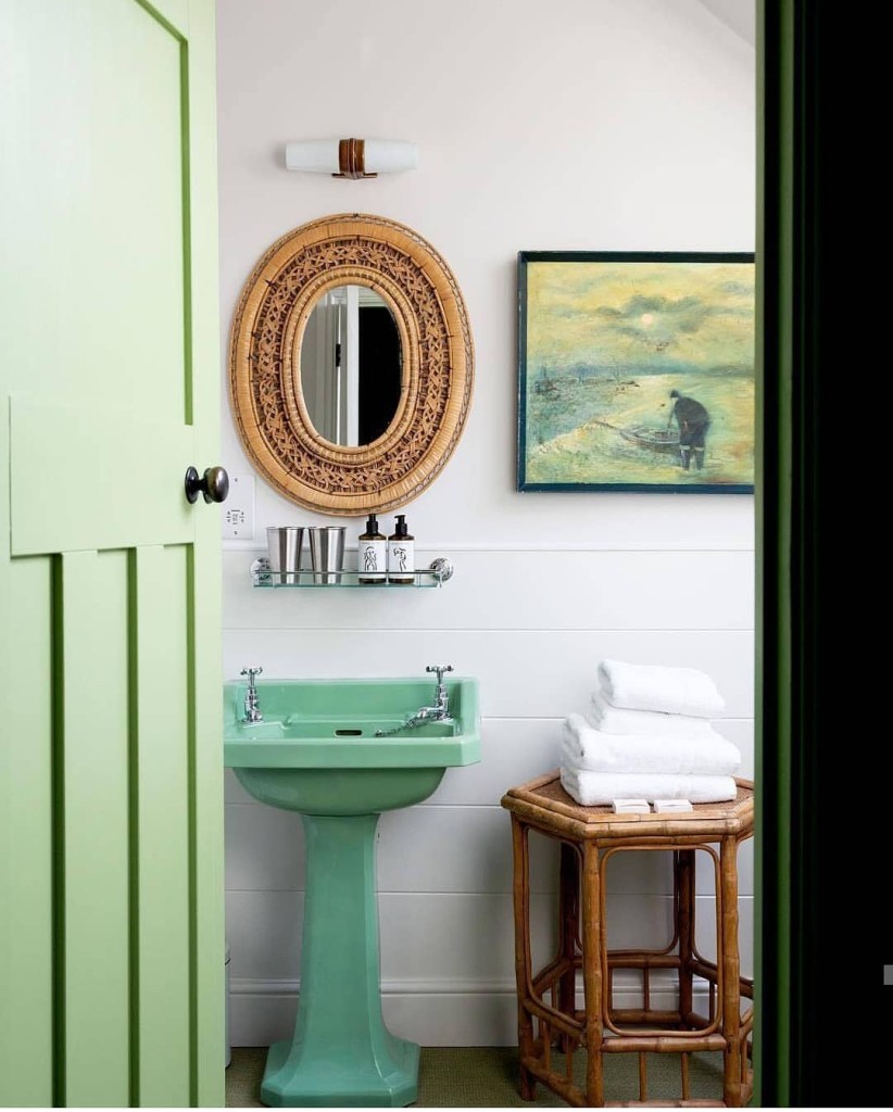 Banheiro com porta verde e pia verde