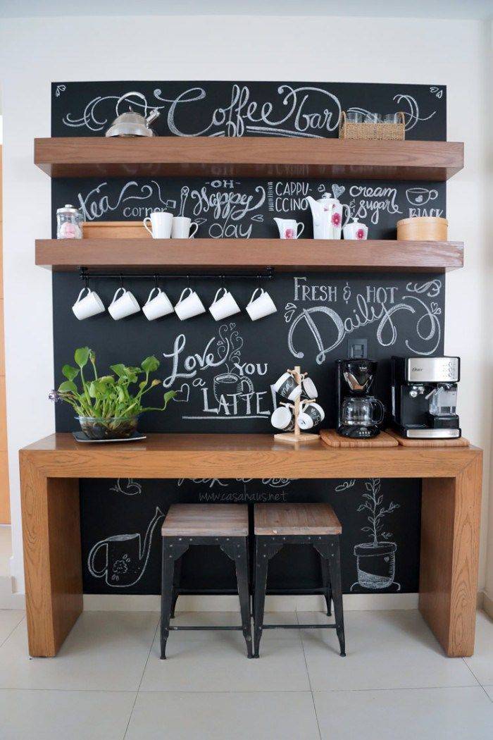 O espa&ccedil;o planejado incluiu uma parede que pode ser personalizada com desenhos e banquetas