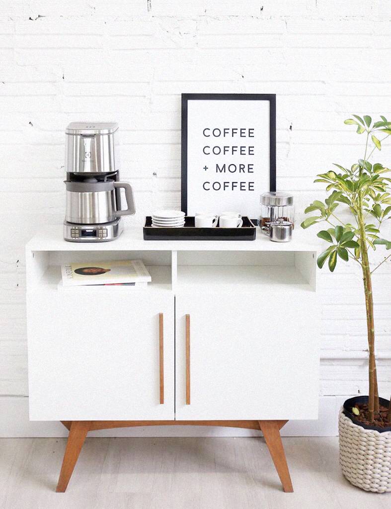 Um m&oacute;vel discreto permite que o cantinho do caf&eacute; se adapte a qualquer c&ocirc;modo da casa