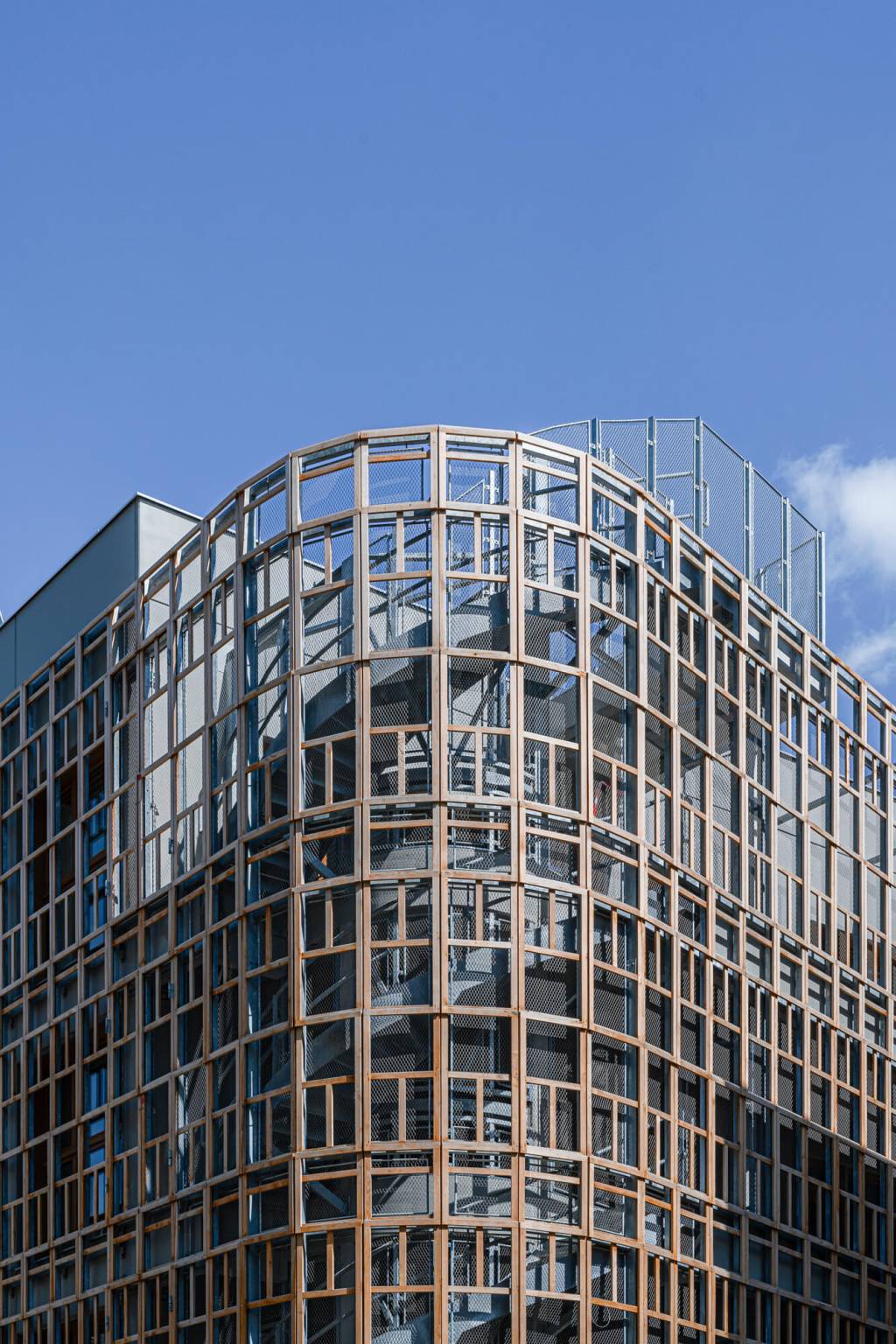 Fachada de prédio é feita de madeira reciclada