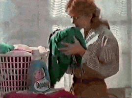 roupas-mofo-giphy Mulher cheirando roupas
