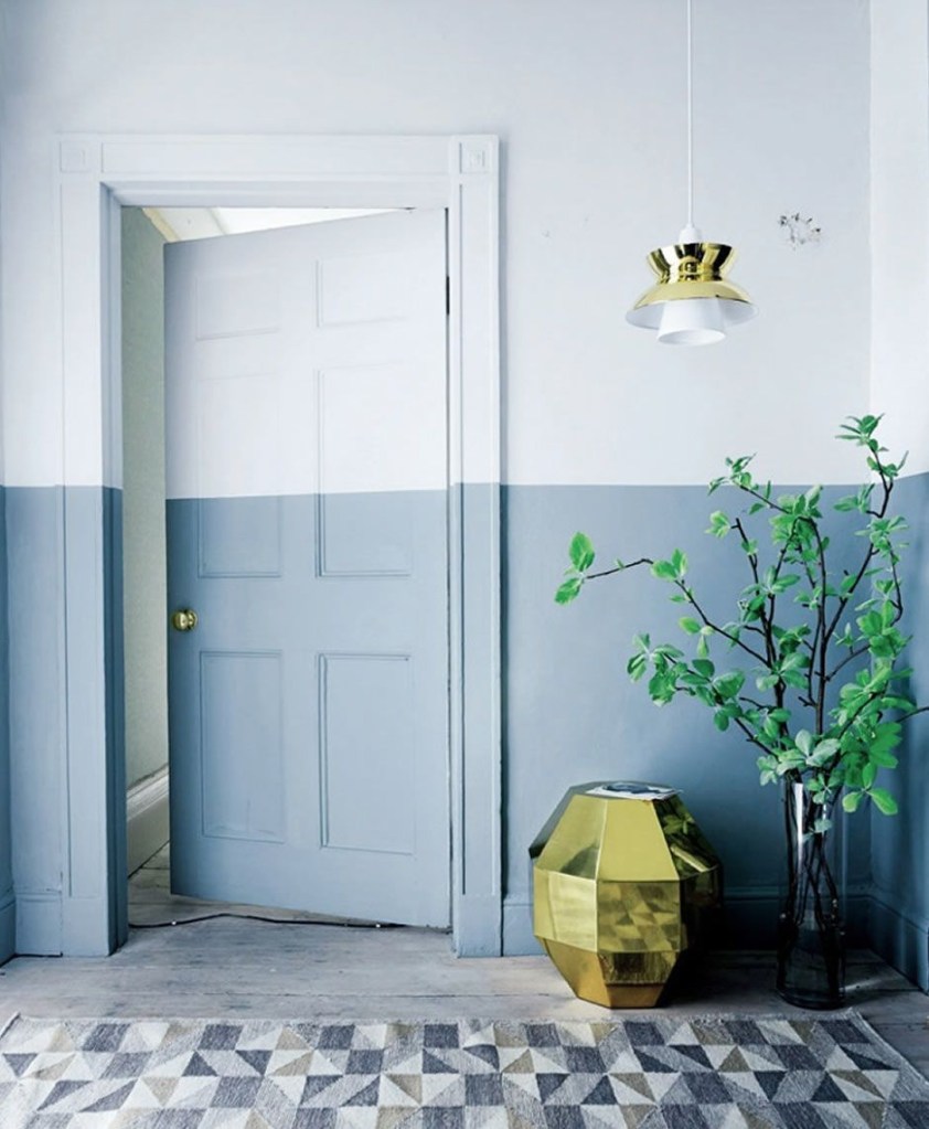 porta e parede pintadas com dois tons de azul