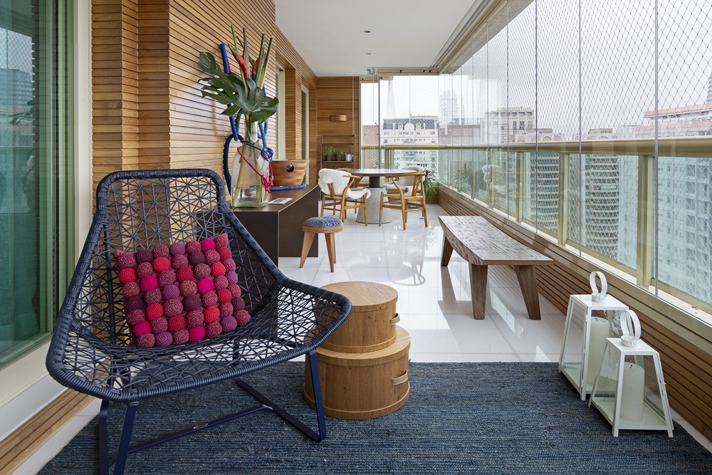 apartamento-Ana-Veirano1 Varanda com tapete e poltrona