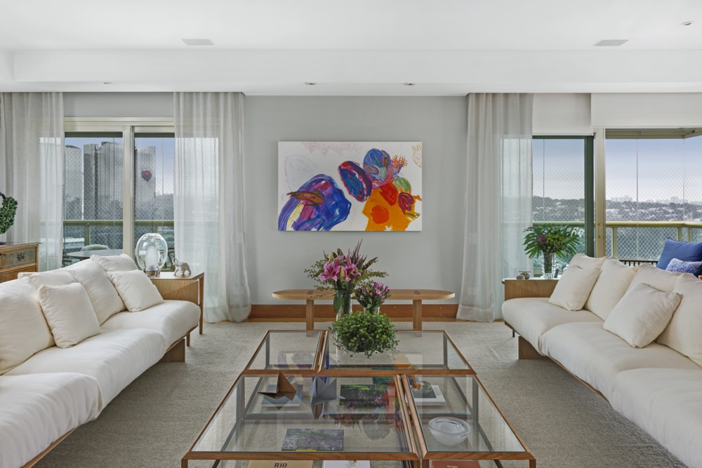apartamento-Ana-Veirano7 Sala integrada com sofás claros e quadro colorido na parede
