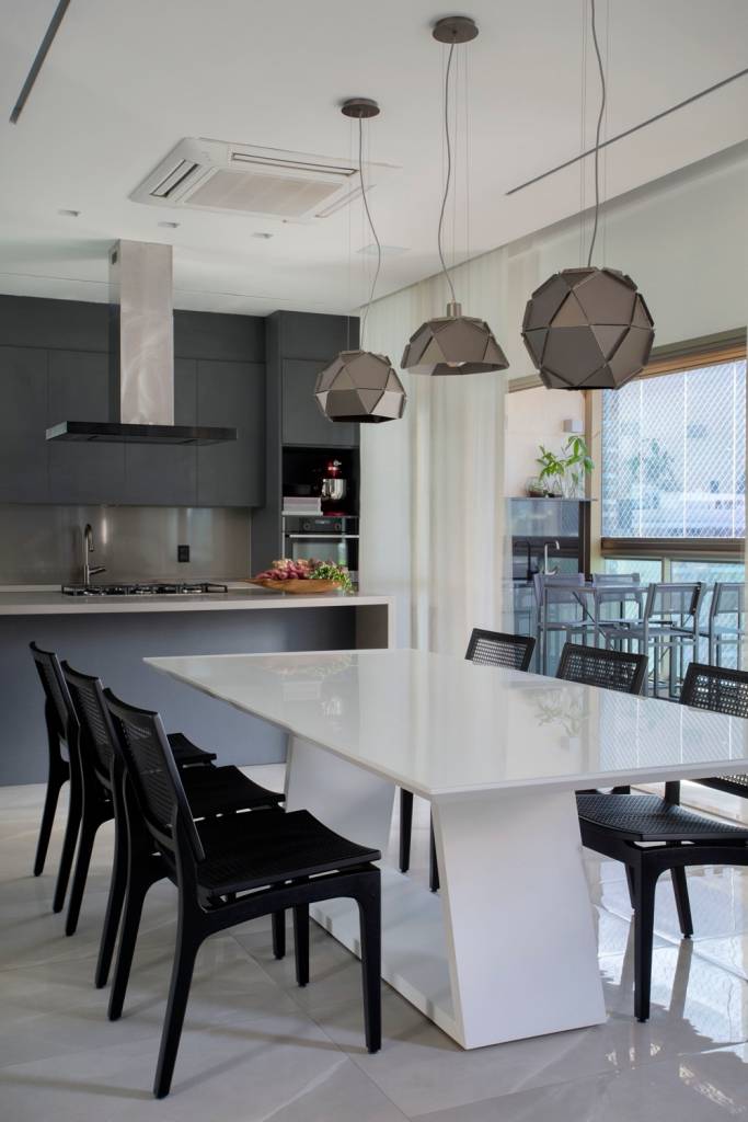apartamento-neutro-Bianca-da-Hora5 cozinha gourmet com mesa branca e cadeiras pretas