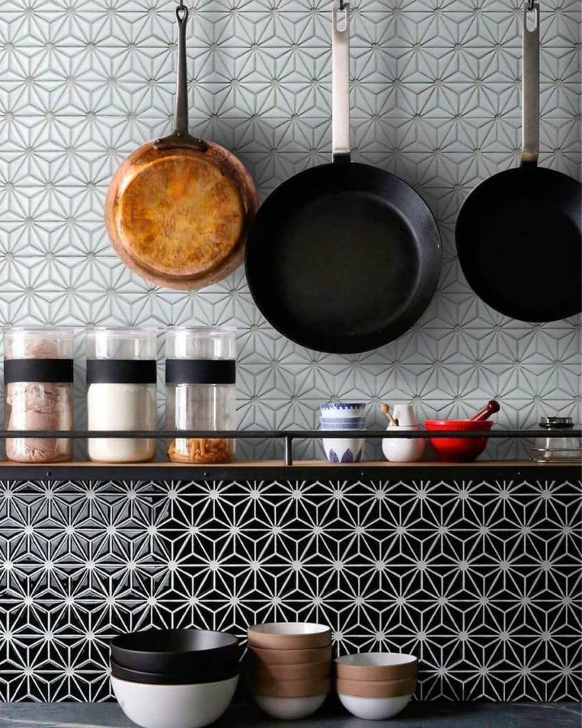 Cozinha com azulejos em preto e branco