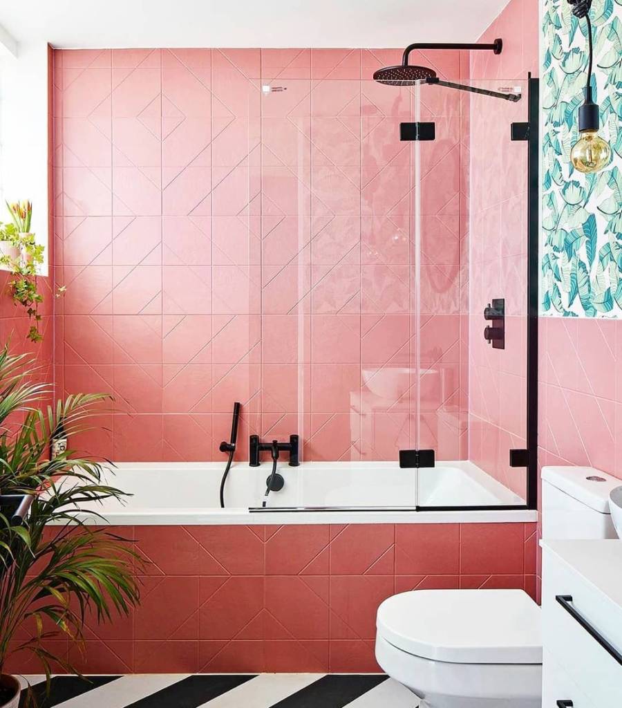 banheiros-revestimentos-coloridos-diferentes10 banheiro com revestimento rosa