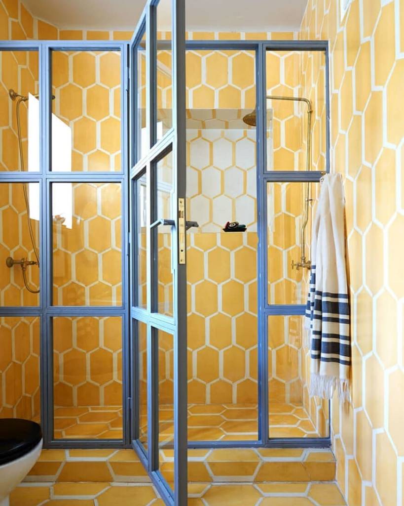 banheiros-revestimentos-coloridos-diferentes2 banheiro com revestimento amarelo