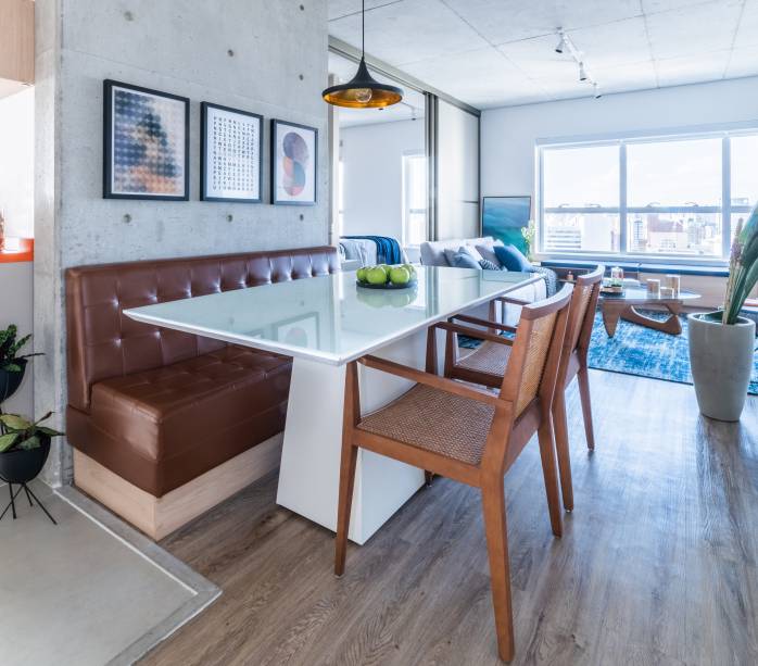 Nesse projeto, assinado pela Liv’n Arquitetura, o canto alemão foi posicionado na pilastra entre a sala de estar e a cozinha. Os tons caramelo, presentes no estofado do banco e na cadeira, brincaram com estilo industrial do apartamento Nesse projeto, assinado pela Liv’n Arquitetura, o canto alemão foi posicionado na pilastra entre a sala de estar e a cozinha. Os tons caramelo, presentes no estofado do banco e na cadeira, brincaram com estilo industrial do apartamento