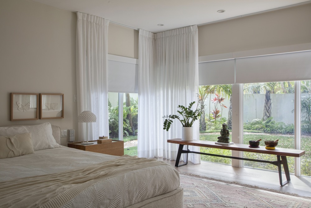 casa-coconut-Daniela-Saliba11 quarto com amplas janelas e decoração de cores claras