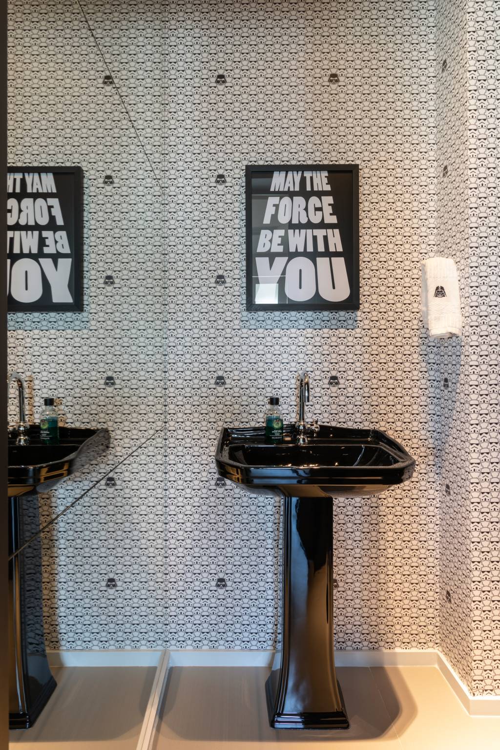 com-paleta-em-tons-de-azul-apartamento-tem-decor-inspirada-em-star-wars-casa.com-Projeto Ristretto – Marina Carvalho – foto Evelyn Muller (73) No lavabo, que conta com o lado externo caracterizado, Marina Carvalho trouxe os personagens Darth Vader e Stormtrooper. Para acompanhar, as louças sanitárias pretas e o quadrinho com a famosa frase proferida pelo mestre jedi Obi Wan Kenobi, para Luke Skywalker, no Episódio IV – Uma Nova Esperança, de Star Wars: May the Force be with you (Que a força esteja com você)