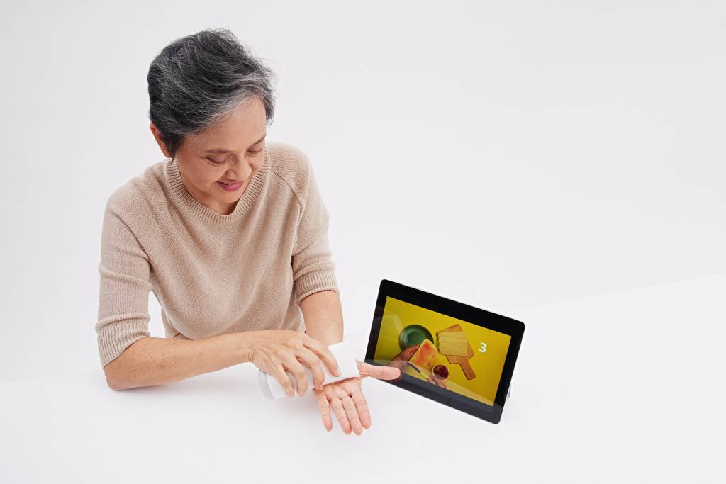 <span style="font-weight: 400">A reflex&atilde;o sobre o isolamento social levou Poh Yun Ru a desenvolver a ferramenta Rewind, de est&iacute;mulos cognitivos para pessoas com defici&ecirc;ncias mentais. O dispositivo auxilia os usu&aacute;rios a associarem mem&oacute;rias a imagens e sons por meio de rastreamento de movimento. </span>
