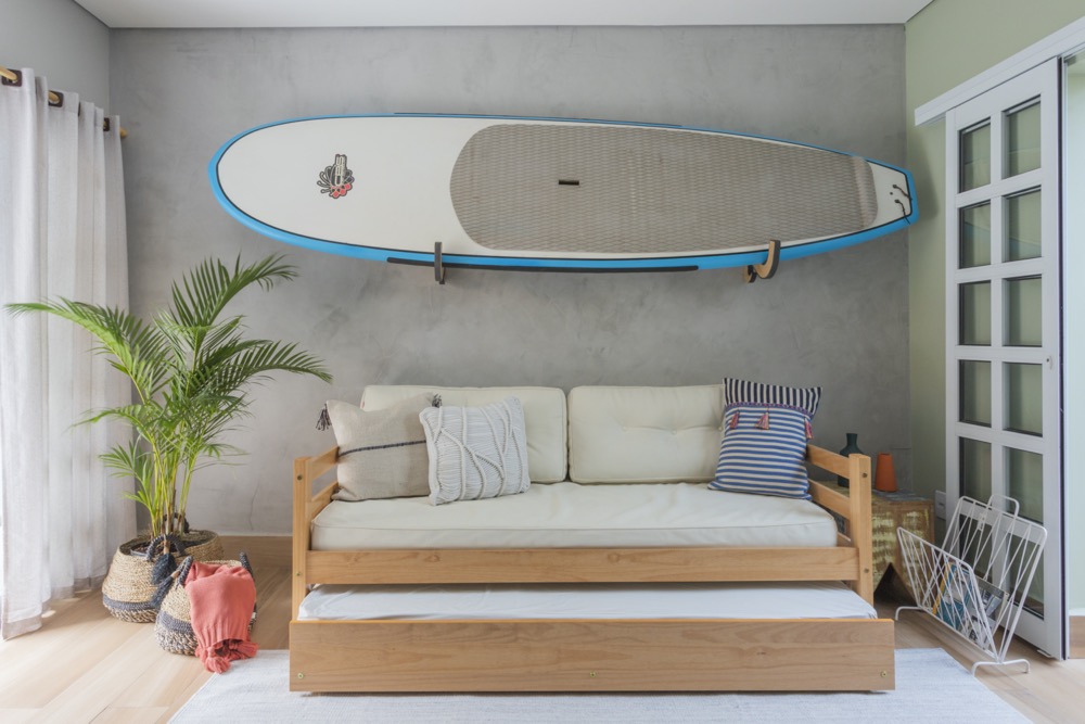 sala com prancha de surf pendurada na parede