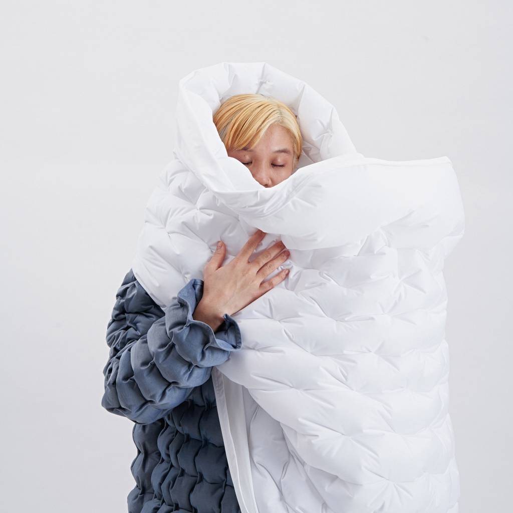 <span style="font-weight: 400">O Pneumatics Touch &eacute; um tipo de tecido infl&aacute;vel e com alto n&iacute;vel de isolamento t&eacute;rmico. A designer Sheryl Teng, que desenvolveu o material, desenhou roupas, bolsas e divis&oacute;rias de ambientes com ele.</span>