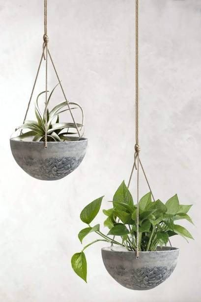 Há <a href="https://beta-develop.casa.abril.com.br/jardins-e-hortas/plantas-suspensas-18-ideias-para-decorar-a-casa/">diversas plantas pendentes</a> (que crescem em direção ao solo) que podem ser colocadas nos espaços aéreos internos e externos de casas e apartamentos. Os suportes e vasos artesanais, como os de cimento, cerâmica e macramê, são uma tendência que toma conta, por exemplo, das varandas. Esta é uma ótima maneira de manter as suas plantas longe das crianças e dos animais, <a href="https://beta-develop.casa.abril.com.br/jardins-e-hortas/plantas-e-pets-quatro-especies-para-enfeitar-a-casa-sem-riscos/">já que algumas espécies são tóxicas</a>.