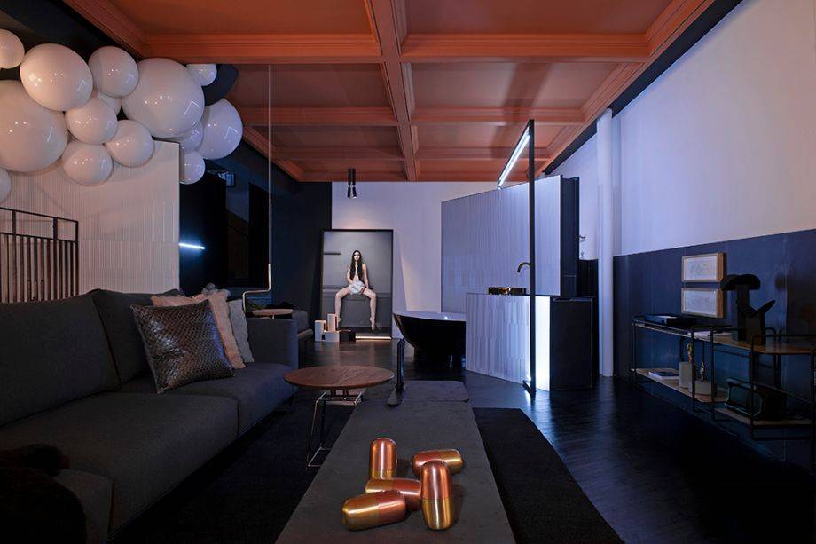 CASACOR S&atilde;o Paulo. Loft Fetiche - Ricardo Abreu. O espa&ccedil;o de 80 m&sup2; faz refer&ecirc;ncia &agrave;s antigas &ldquo;gar&ccedil;onni&egrave;res&rdquo;, ou pequenos apartamentos destinados a encontros amorosos. O ambiente &eacute; repleto de surpresas, formas e texturas, tudo imerso em uma atmosfera misteriosa e sedutora. Os tons escuros ressaltam as obras de arte e pe&ccedil;as de design, sobretudo as luminosas.