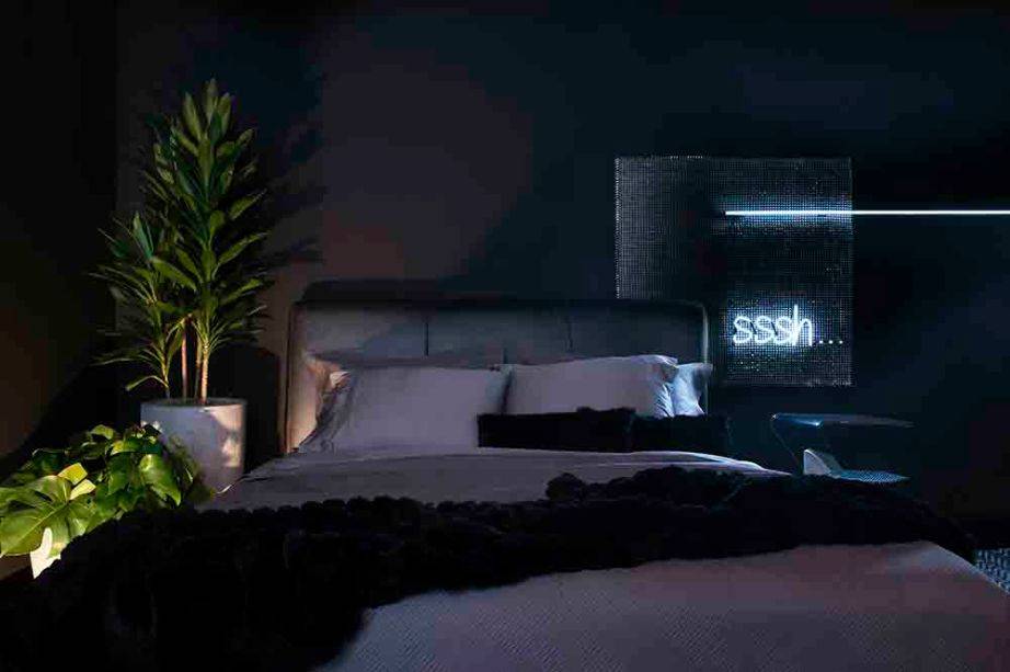 CASACOR S&atilde;o Paulo. Loft Fetiche - Ricardo Abreu. O espa&ccedil;o de 80 m&sup2; faz refer&ecirc;ncia &agrave;s antigas &ldquo;gar&ccedil;onni&egrave;res&rdquo;, ou pequenos apartamentos destinados a encontros amorosos. O ambiente &eacute; repleto de surpresas, formas e texturas, tudo imerso em uma atmosfera misteriosa e sedutora. Os tons escuros ressaltam as obras de arte e pe&ccedil;as de design, sobretudo as luminosas.