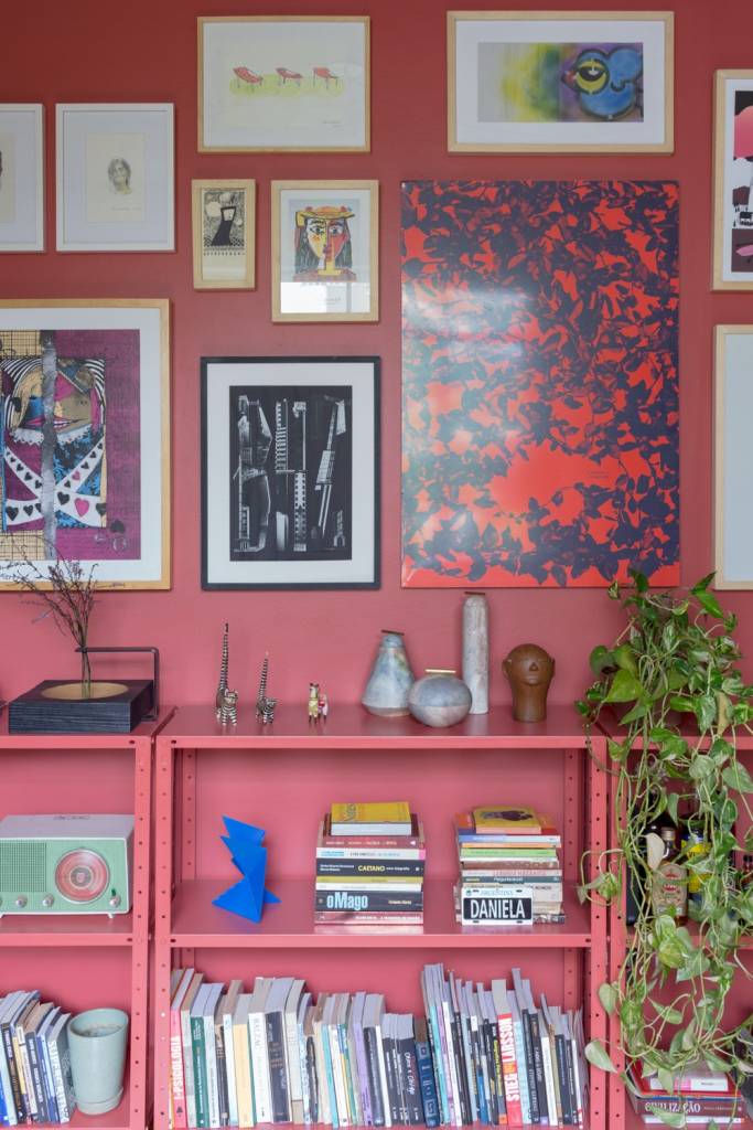 apartamento-Paulo-Afonso-Pedro-Haruf1 sala com parede pintada de rosa e repleta de quadros