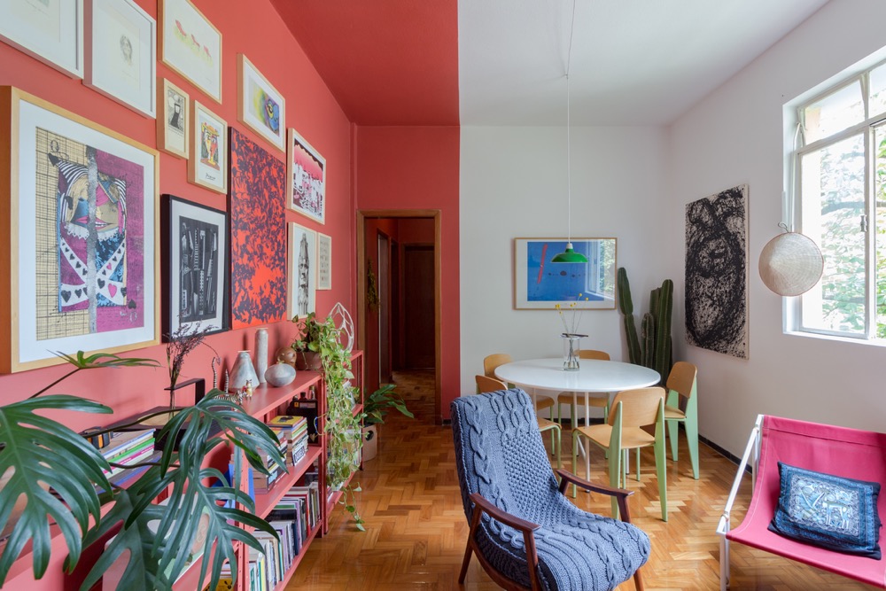 apartamento-Paulo-Afonso-Pedro-Haruf2 sala com parede pintada de rosa e repleta de quadros