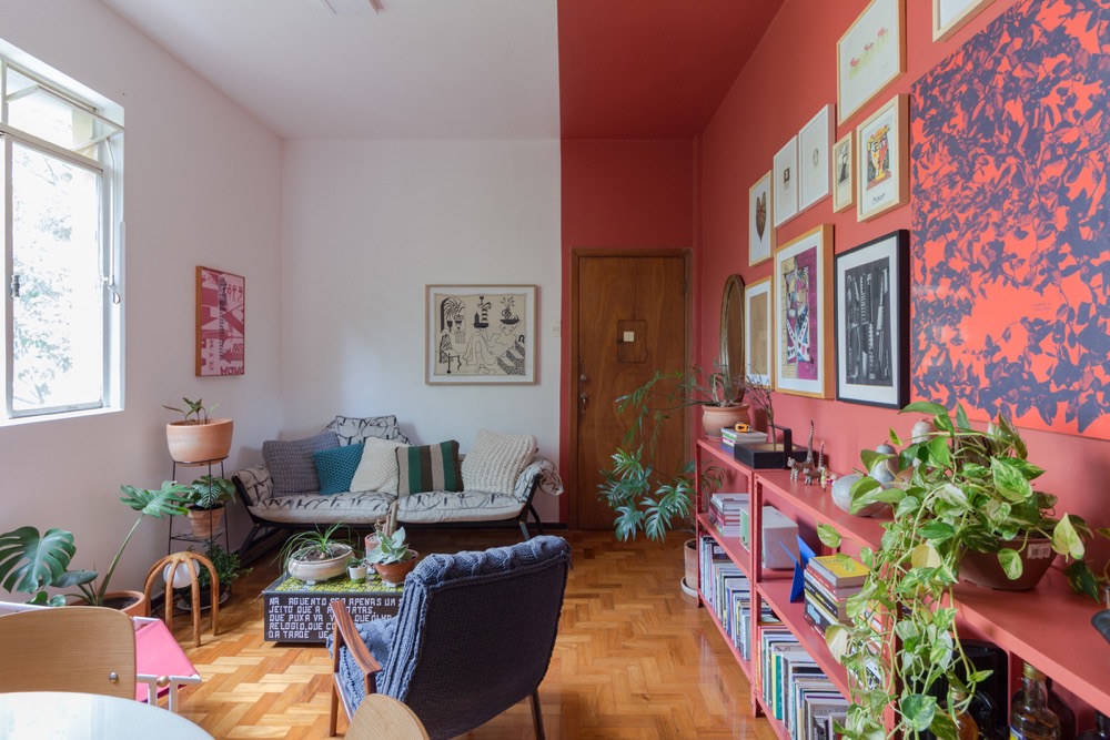 apartamento-Paulo-Afonso-Pedro-Haruf3 sala com parede pintada de rosa e repleta de quadros