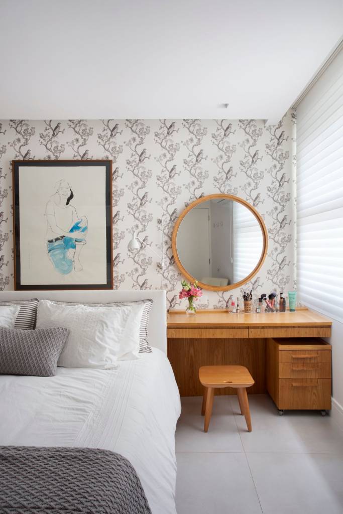 apartamento-reforma-Brise-Arquitetura10 Quarto com papel de parede estampado, penteadeira e espelho redondo