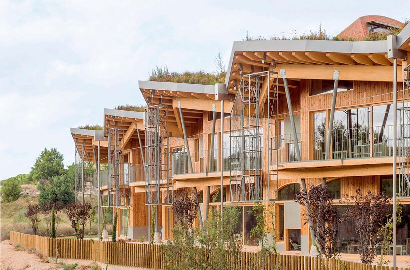 arquitetos-constroem-escola-montessouri-na-espanha-casa.com-1 Escola feita de tijolo e madeira, com pé direito triplo e janelas de vidro