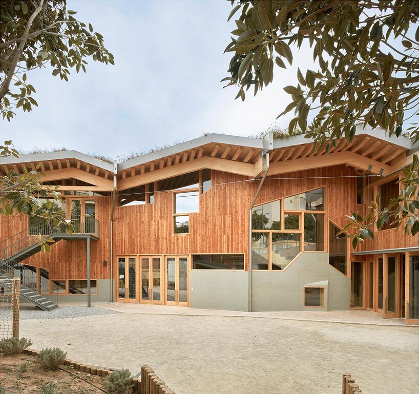 arquitetos-constroem-escola-montessouri-na-espanha-casa.com-2 Entrada da Escola Montessoriana
