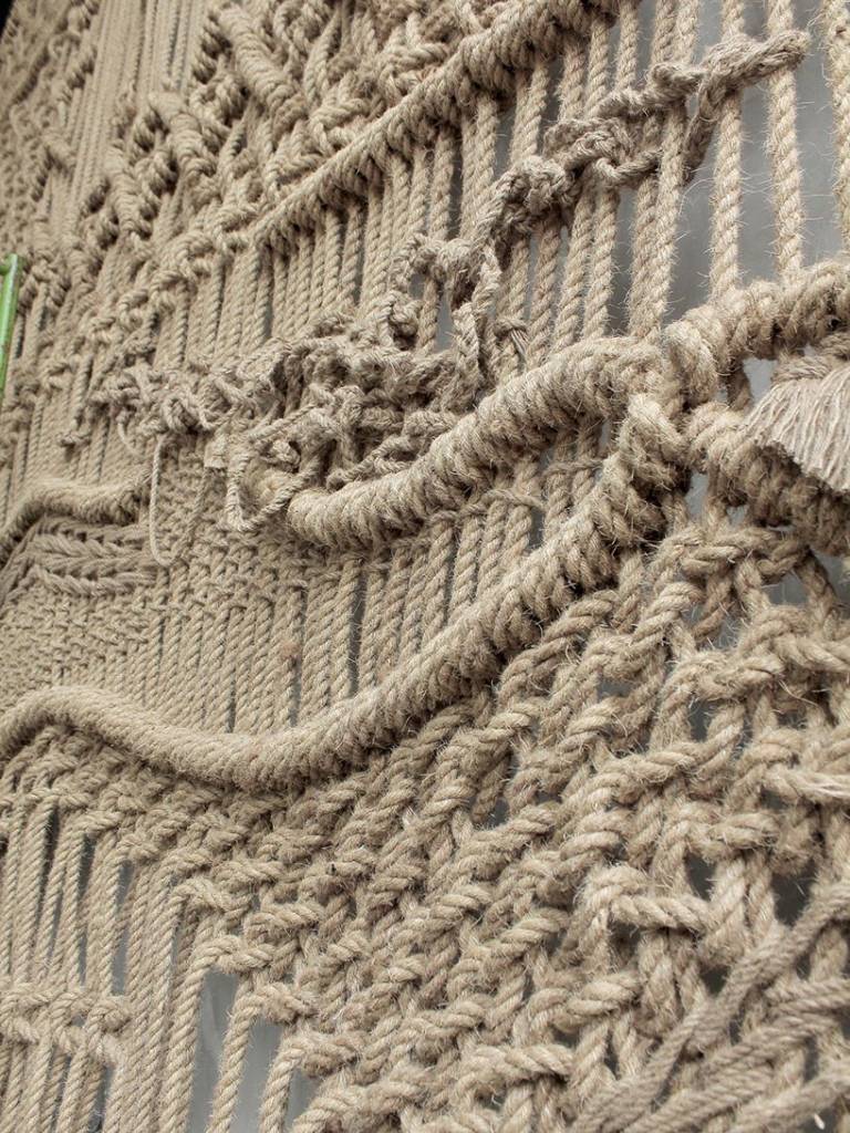 artista-tece-obra-gigante-feita-com-macrame-bali-casa.com-2 Detalhe do macramê tecido