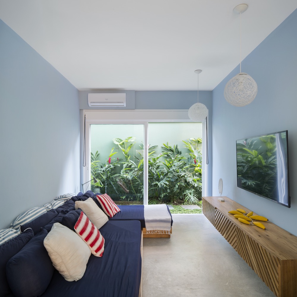 casa-de-praia-Anga-Arquitetura8 sala de TV com parede azul