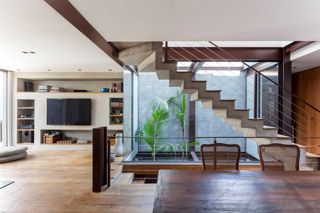 Casa de três andares aproveita o terreno estreito com estilo industrial