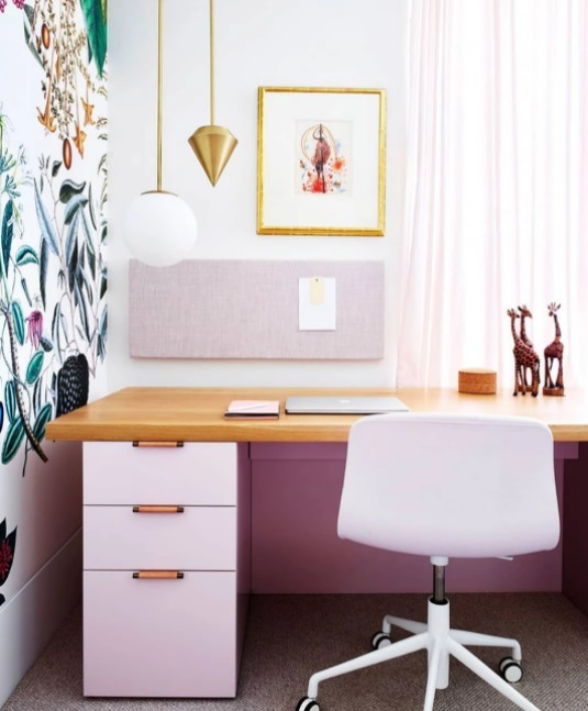como-a-gente-mora-home-office-04 Home office com móveis rosa claros. Parede com papel de parede botânico