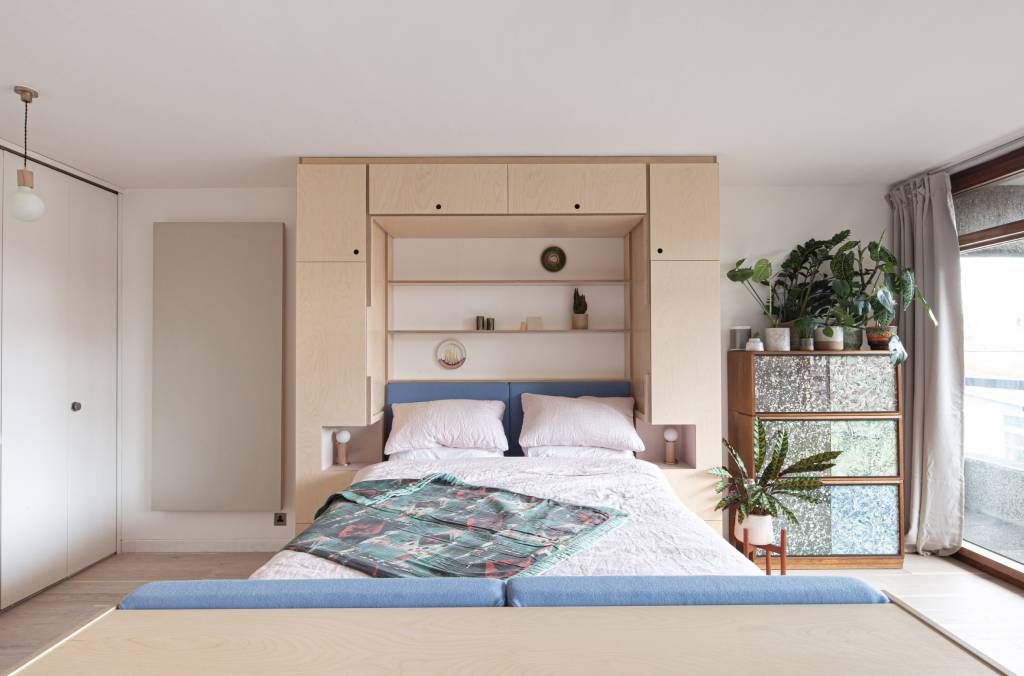flat-estudio-bailarino-barbican-multiuso-handover-03 Cama de casal que sai do móvel na parede. Com o colchão abaixado, ela fica emoldurada por armários e prateleiras