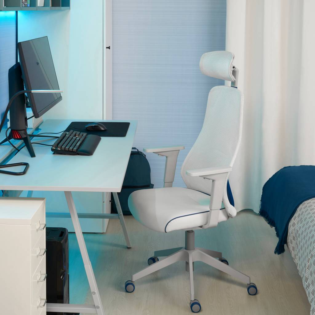 ikea-lanca-colecao-de-moveis-para-e-sports-casa.com-7 Mesa branca com luzes azul clara, um monitor teclado mouse e mousepad acima dele. Abaixo, do lado esquerdo, a CPU e de frente para ela, uma cadeira branca