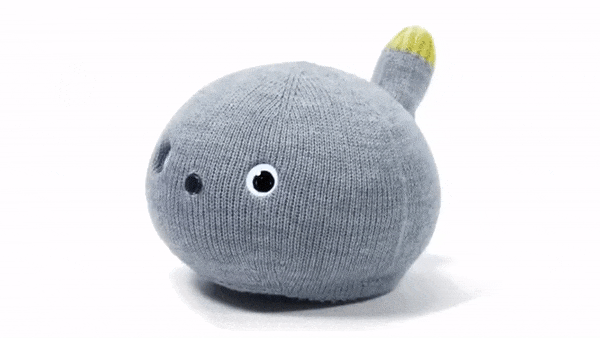 nicobo-panasonic-farting-cat-robot-designboom-002 Gif Nicobo mexendo a cauda e os olhos. Nicobo é uma forma arredondada com base plana. Coberto de tecido cinza. Nariz preto e olhos redondos. Sem orelhas. Rabo com ponta amarela