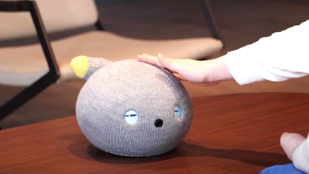 nicobo-panasonic-robo-01 Nicobo de olhos fechados reagindo ao toque de uma mão