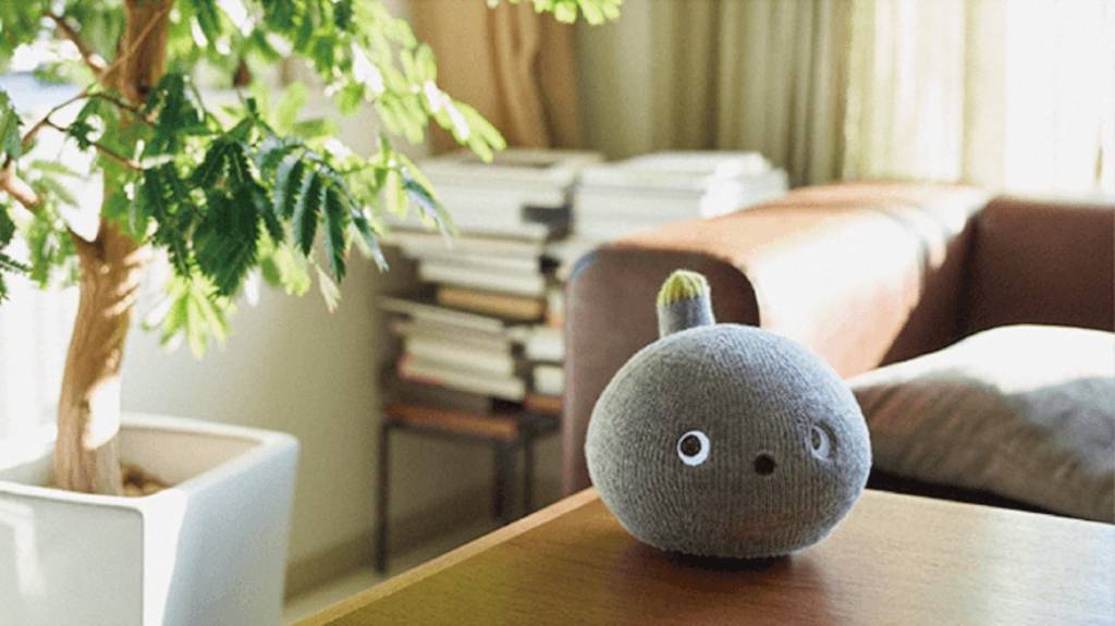 nicobo-panasonic-robo-02 Nicobo em uma mesa de madeira com planta ao lado