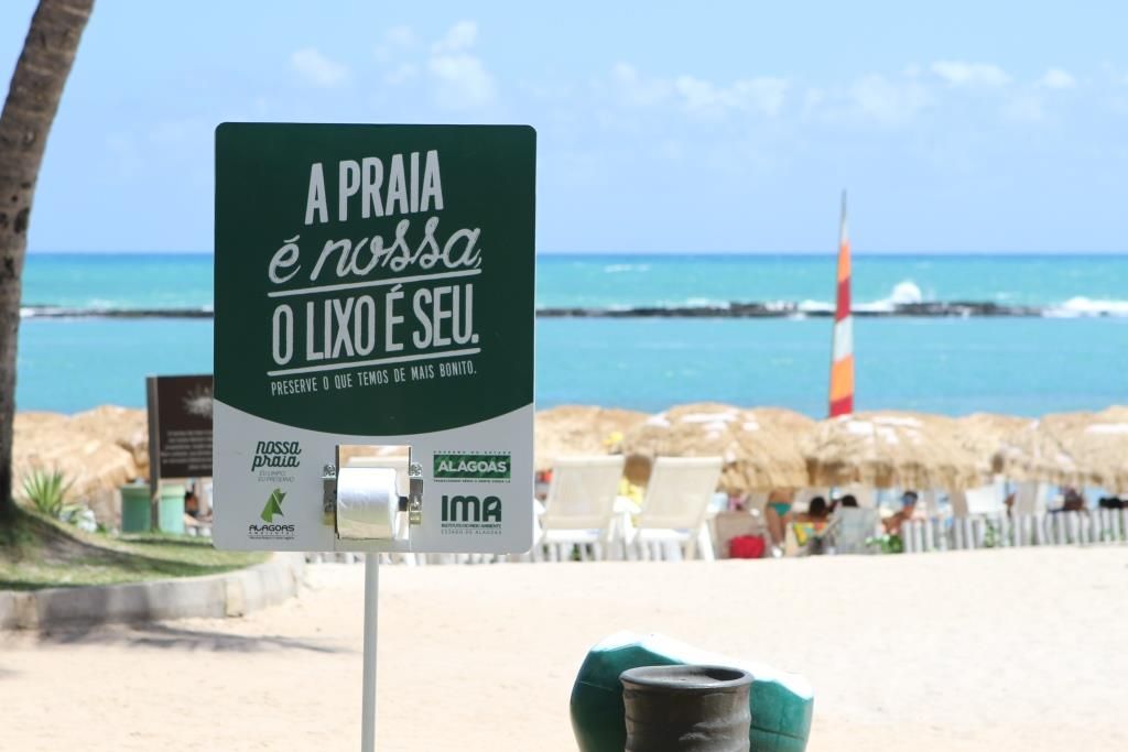 Aviso para não descartar o lixo no mar e na praia