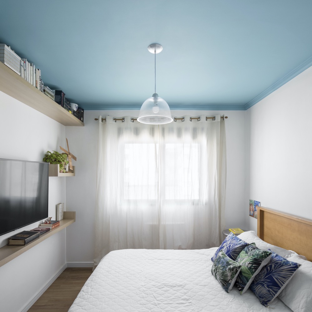 Quarto branco com teto azul