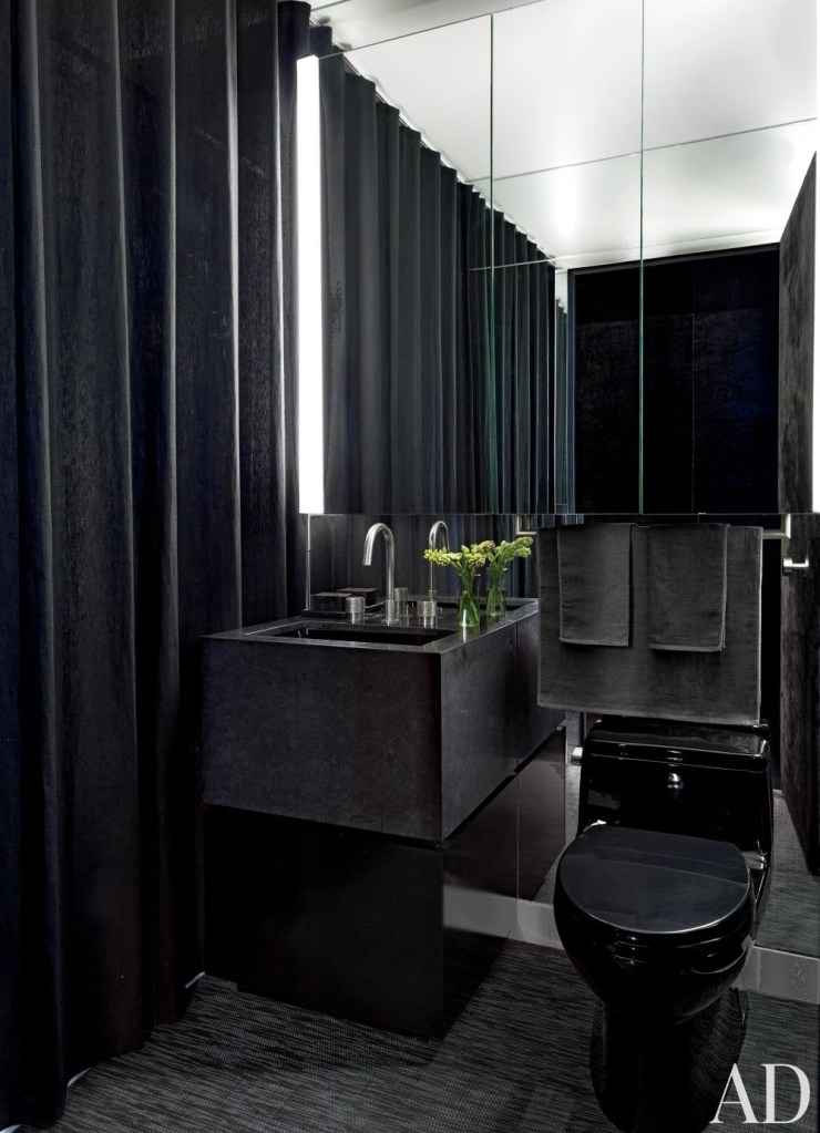 Banheiro pequeno com peças pretas e paredes da mesma cor