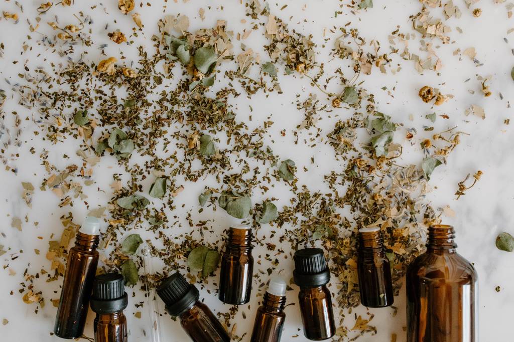 2-aromaterapia-conheca-os-beneficios-de-cada-oleo-essencial Cada técnica de aromaterapia e cada óleo essencial tem um fim e benefício específico