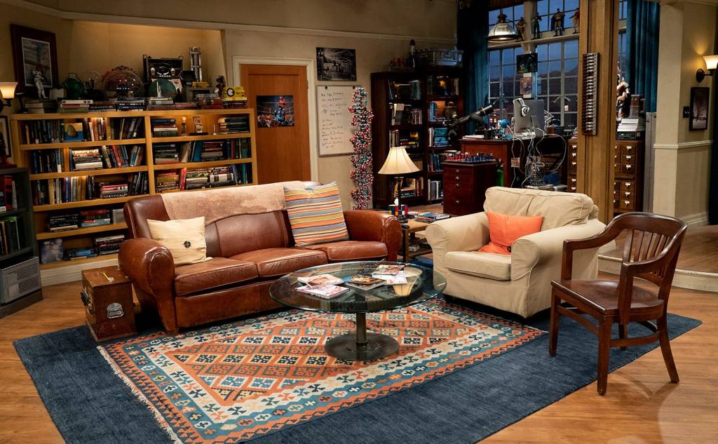 Para os apaixonados por sitcoms antigas, essa vai ser f&aacute;cil. Basta olhar para a localiza&ccedil;&atilde;o perfeita do sof&aacute; para lembrar do personagem bastante peculiar. Quem reconhece?