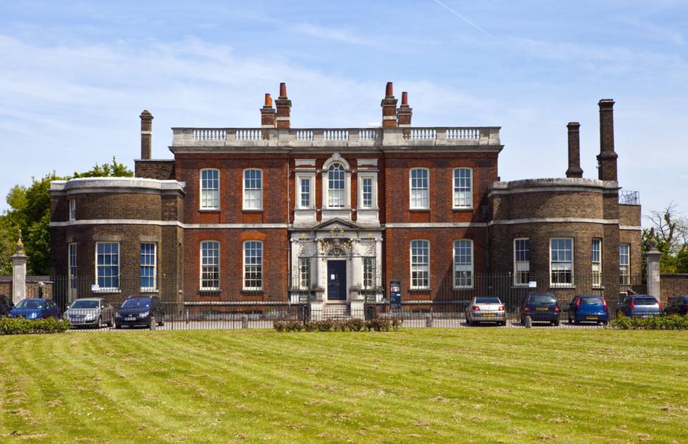 Mais nova queridinha do peda&ccedil;o, essa s&eacute;rie tem a sua principal casa localizada no meio do Greenwich Park, em Londres. A &uacute;nica diferen&ccedil;a &eacute; que, no cen&aacute;rio para a produ&ccedil;&atilde;o, foram adicionadas plantas como as flores lil&aacute;s westeria.