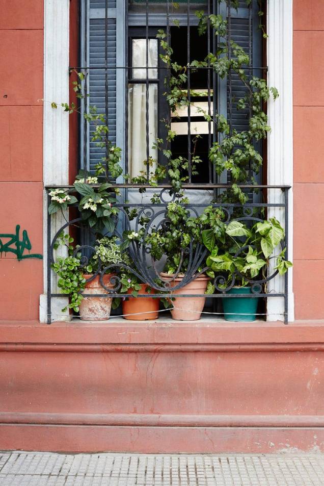 Use as suas janelas – tem uma varanda super pequena? Forre tudo com vasos e plantas para tornar a vista do nível da rua um pouco mais bonita. Use as suas janelas – tem uma varanda super pequena? Forre tudo com vasos e plantas para tornar a vista do nível da rua um pouco mais bonita.
