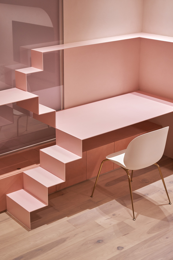 9-escadas-multifuncionais-casa.com-10 escada rosa para gato com uma mesa embutida e uma cadeira na mesma cor